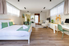 Luxury King studio with spa and private carpark